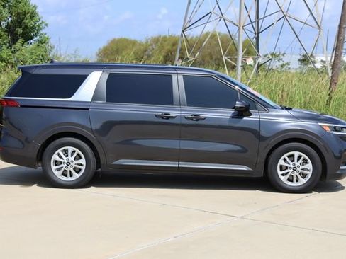 Used 2023 Kia Carnival LX FWD image 4