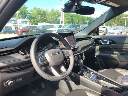 Used 2024 Jeep Compass Latitude w/ Sun and Sound Group image 16