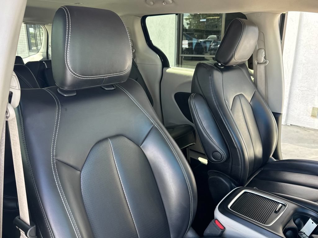 Used 2023 Chrysler Pacifica Touring-L FWD image 24