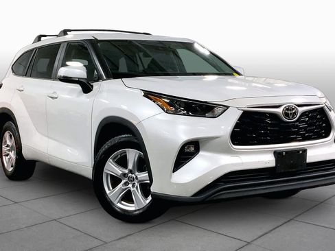 Used 2023 Toyota Highlander LE FWD image 3
