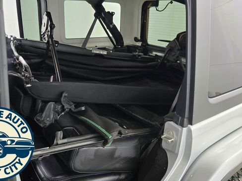 Used 2023 Jeep Wrangler Unlimited Rubicon 4xe w/ Dual Top Group image 30