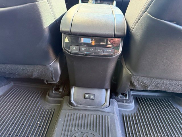Used 2020 Toyota Highlander XLE AWD/4WD image 17