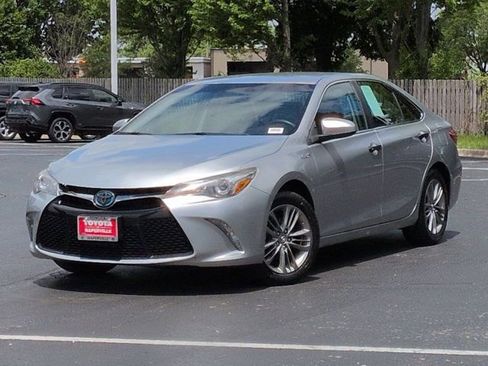 Used 2017 Toyota Camry SE FWD image 2