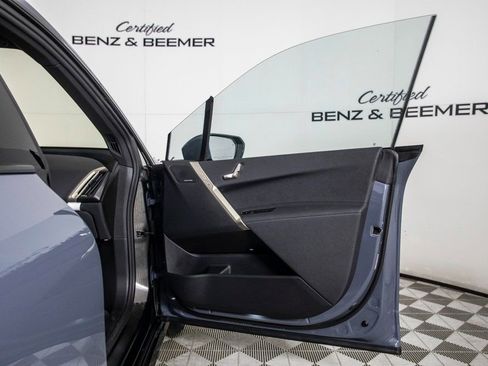 Used 2023 BMW iX xDrive50 w/ Sport Package image 17