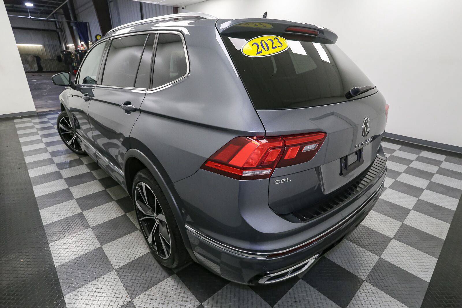 Used 2023 Volkswagen Tiguan SEL R-Line AWD/4WD image 10