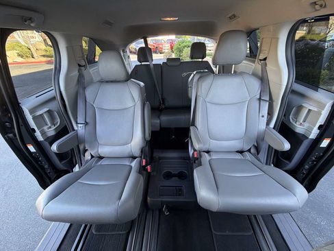 Used 2024 Toyota Sienna XLE FWD image 32