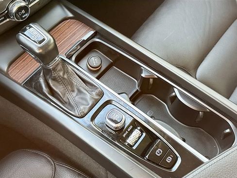 Used 2021 Volvo XC60 T5 Momentum image 18