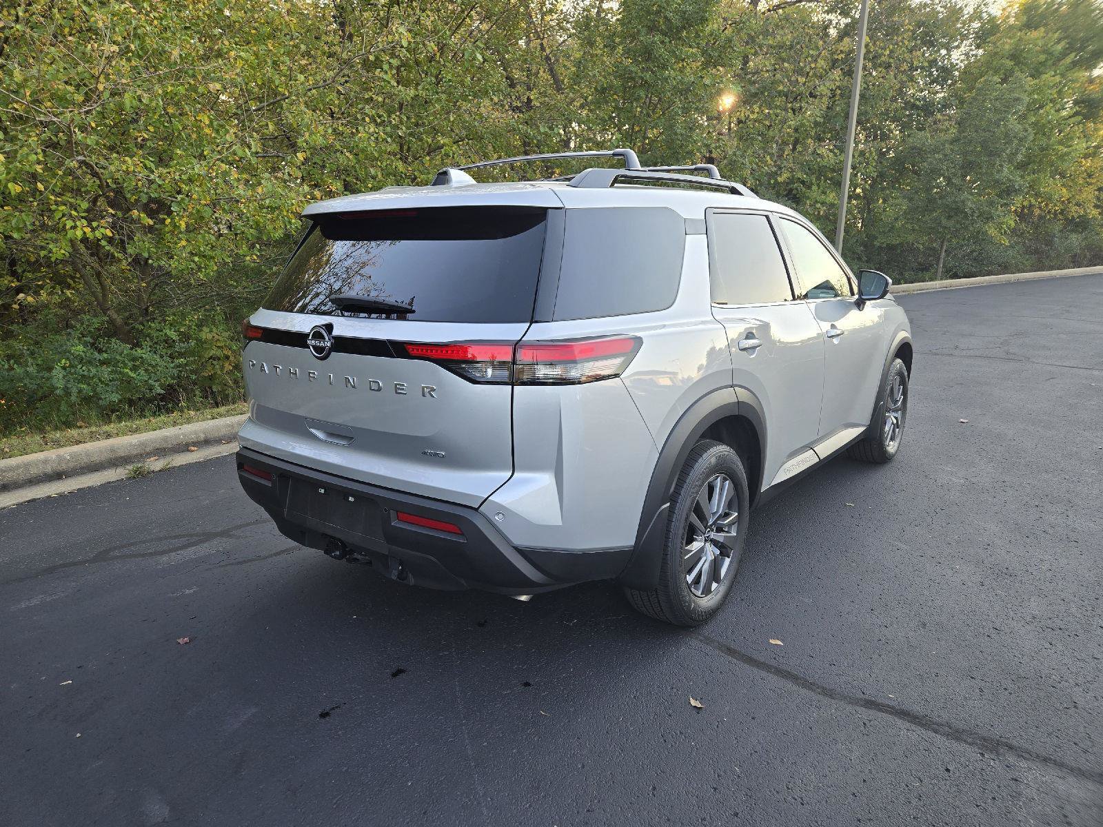 Used 2025 Nissan Pathfinder SV w/ SV Premium Package AWD/4WD image 3