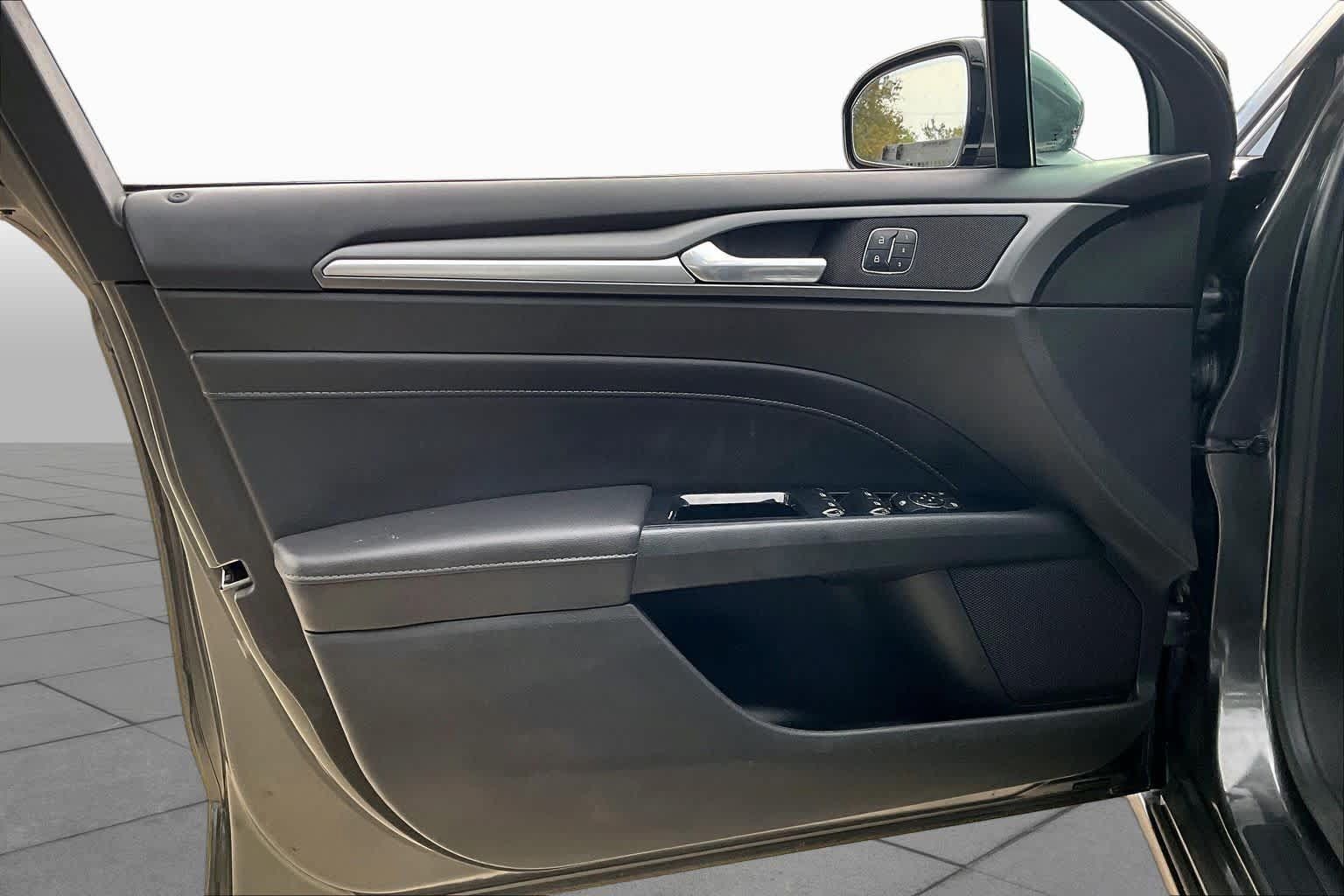 Used 2015 Ford Fusion Titanium FWD image 22