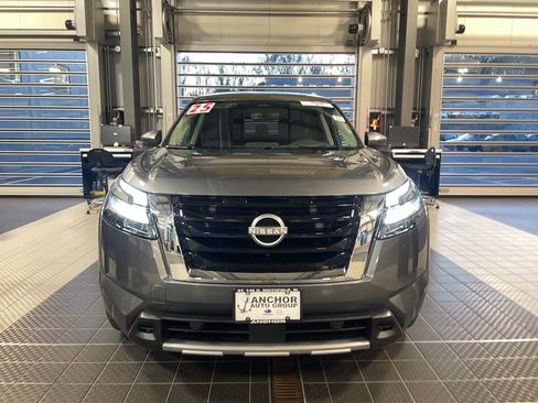 Used 2025 Nissan Pathfinder Platinum image 2