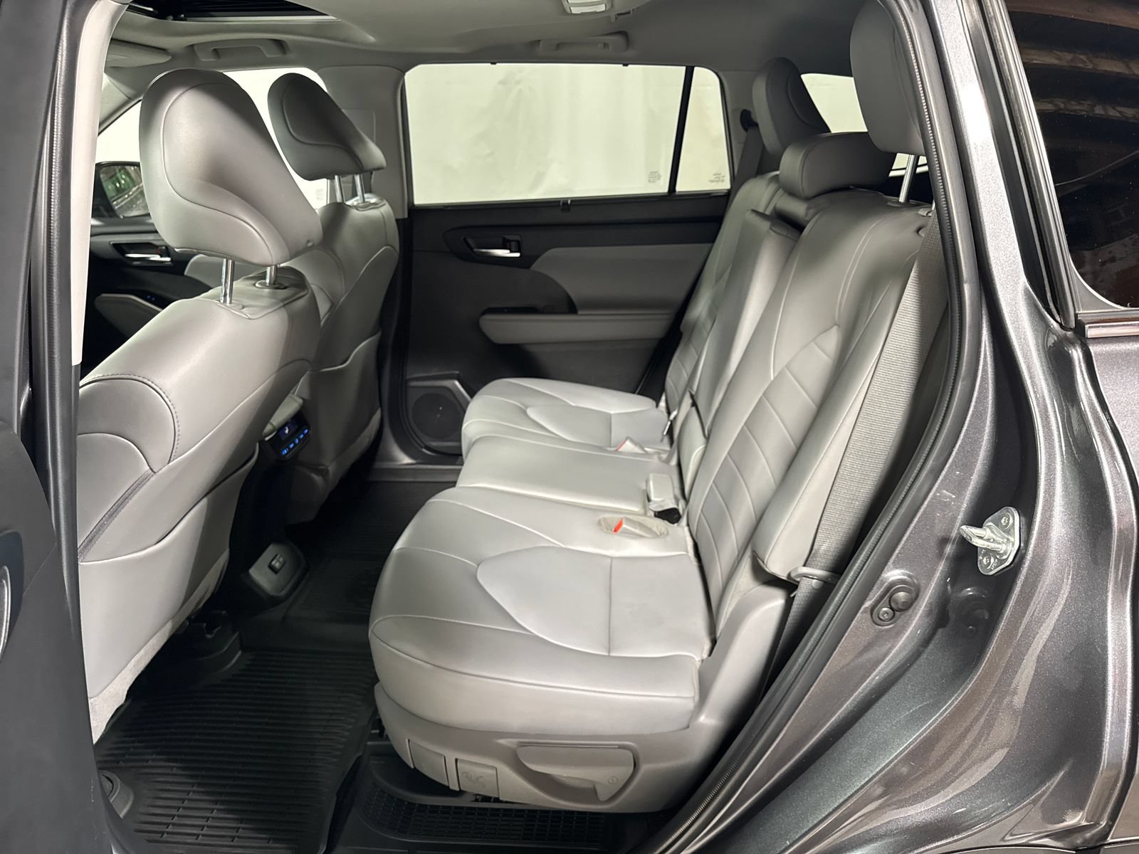 Used 2022 Toyota Highlander XLE AWD/4WD image 5