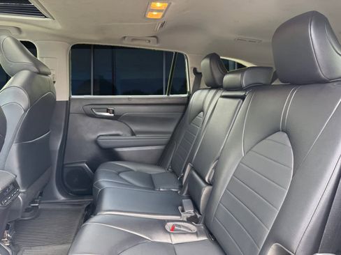 Used 2022 Toyota Highlander XLE AWD/4WD image 14