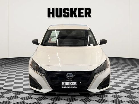 Used 2025 Nissan Altima 2.5 SV FWD image 3
