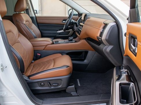 Used 2024 Nissan Pathfinder Platinum image 41