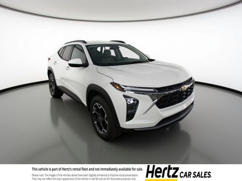 Used 2025 Chevrolet Trax LT image 1