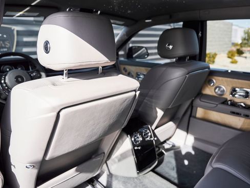 Used 2025 Rolls-Royce Phantom Sedan RWD image 45