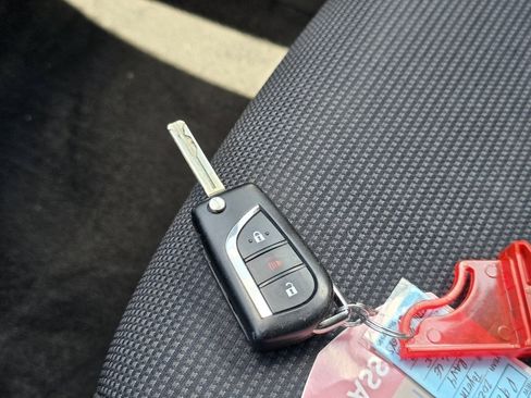 Certified 2021 Toyota RAV4 LE AWD/4WD image 32