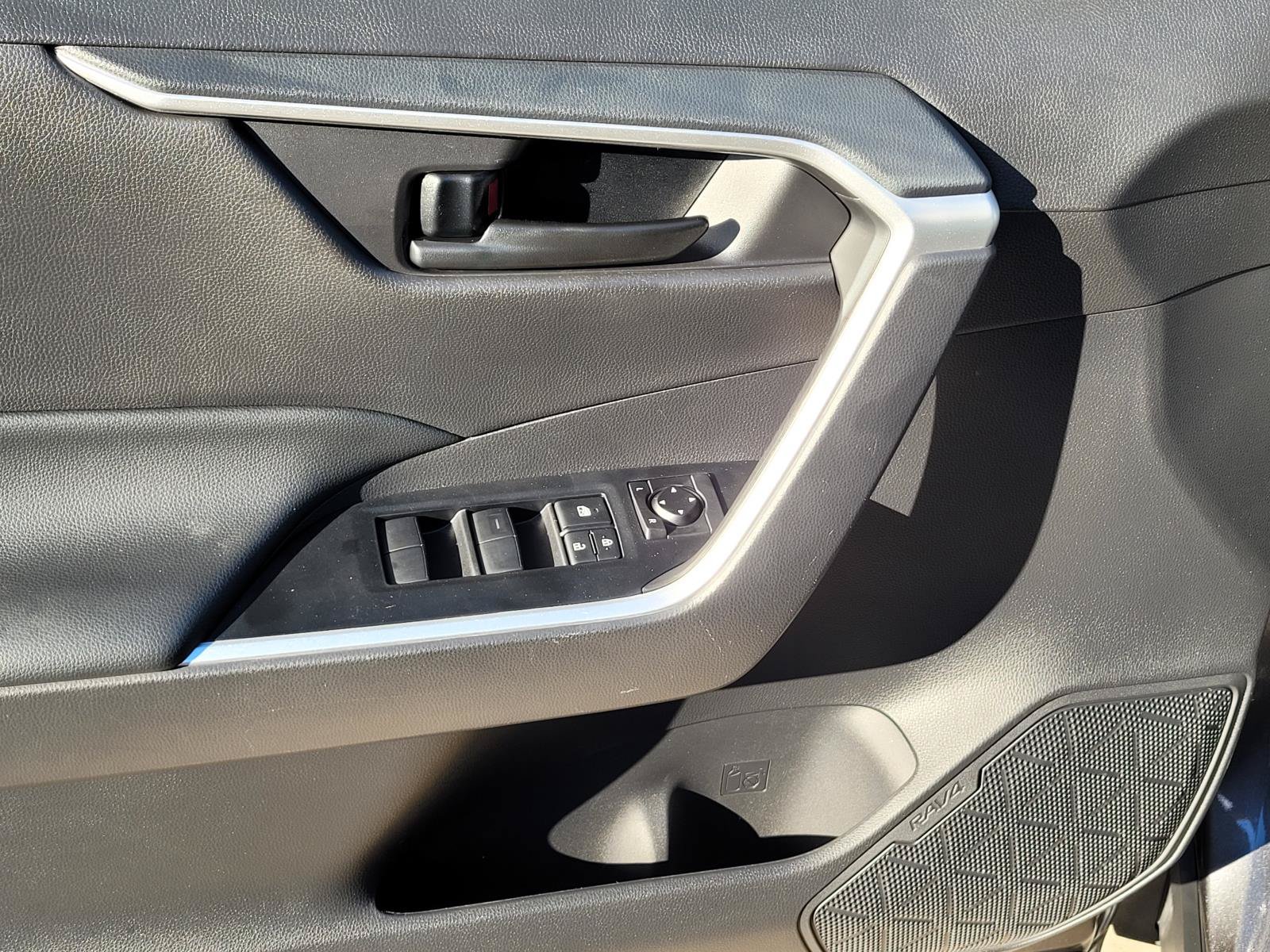 Used 2023 Toyota RAV4 LE AWD/4WD image 4