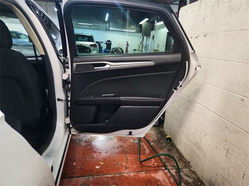 Used 2018 Ford Fusion SE w/ Fusion SE Technology Package image 42