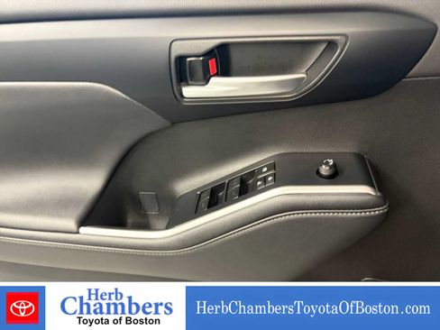 Used 2024 Toyota Highlander XLE AWD/4WD image 15