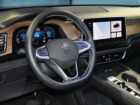 Used 2025 Volkswagen Atlas SE image 2