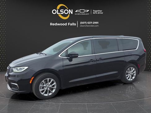 Used 2025 Chrysler Pacifica Select AWD/4WD image 2