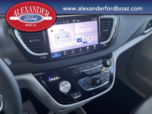 Used 2024 Chrysler Pacifica Touring-L image 23