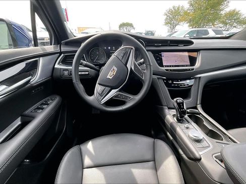 Certified 2025 Cadillac XT5 Premium Luxury w/ Technology Package AWD/4WD image 5