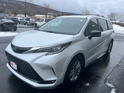 Certified 2023 Toyota Sienna XSE image 3