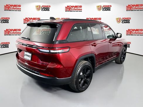 Used 2023 Jeep Grand Cherokee Limited w/ Black Appearance Package AWD/4WD image 17
