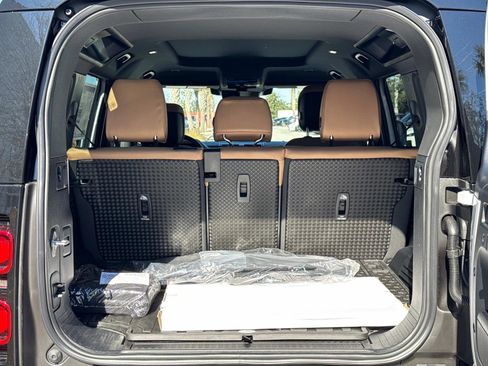 New 2025 Land Rover Defender 110 X-Dynamic SE image 11