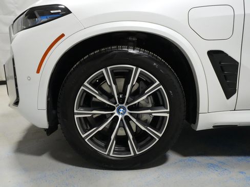 Certified 2025 BMW X5 xDrive50e w/ M Sport Package image 33