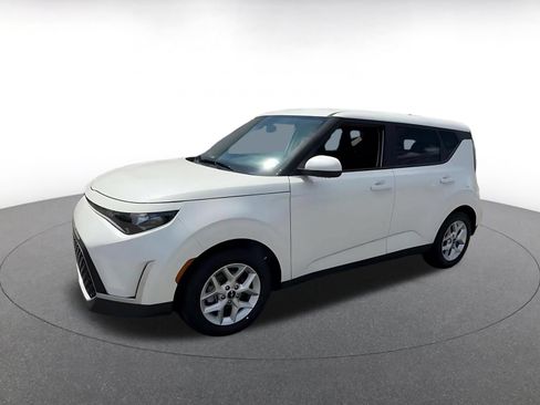 Used 2025 Kia Soul LX w/ LX Technology Package FWD image 8