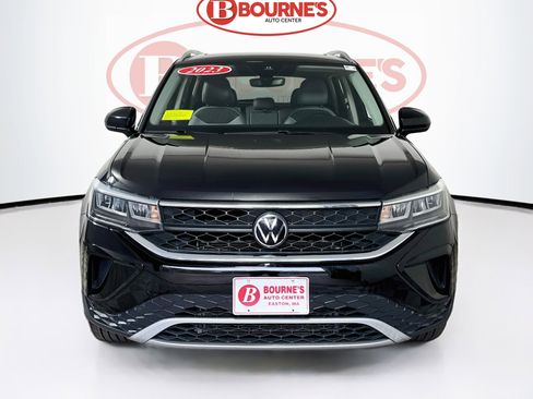 Used 2023 Volkswagen Taos SE w/ Panoramic Sunroof Package AWD/4WD image 5