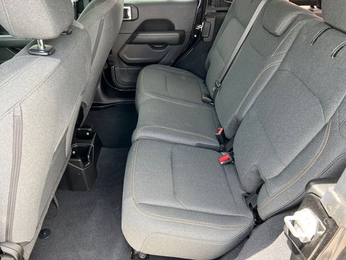 Used 2024 Jeep Wrangler Unlimited Sahara AWD/4WD image 19