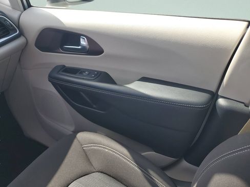 Used 2023 Chrysler Voyager LX FWD image 13