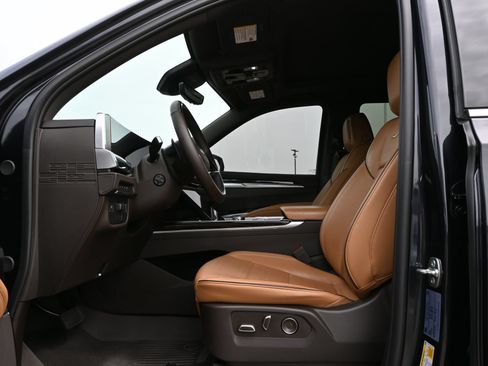Certified 2025 Cadillac Escalade Premium Luxury AWD/4WD image 18
