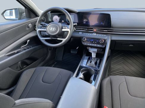 Certified 2025 Hyundai Elantra SEL FWD image 15