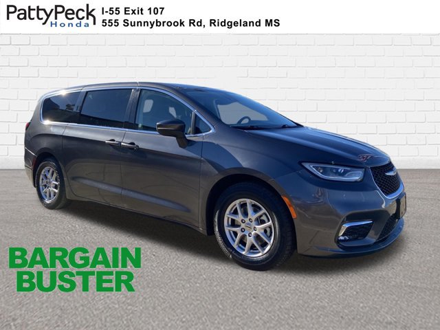 Used 2023 Chrysler Pacifica Touring-L FWD image 1