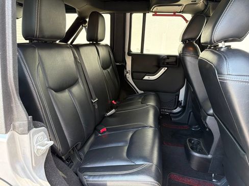 Used 2015 Jeep Wrangler Unlimited Sahara w/ Connectivity Group AWD/4WD image 23
