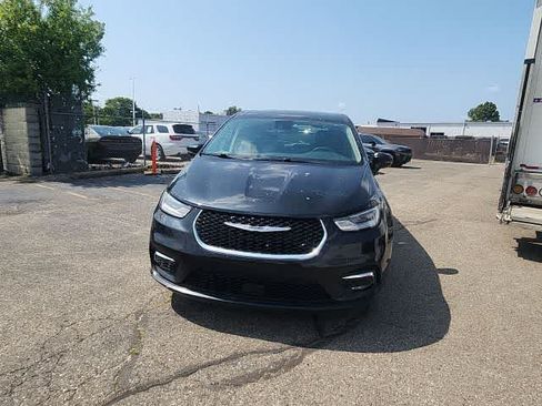 Used 2023 Chrysler Pacifica Touring-L FWD image 5