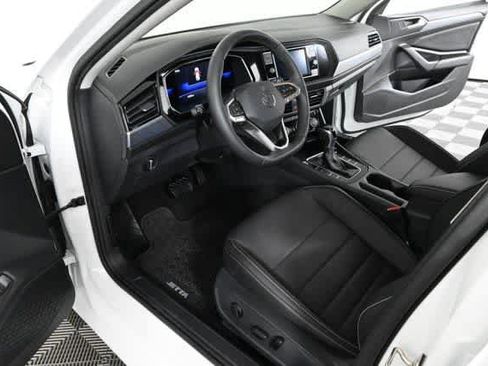 Certified 2022 Volkswagen Jetta SE image 18