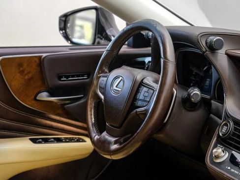 Used 2018 Lexus LS 500 w/ Accessory Package (Z1) RWD image 19