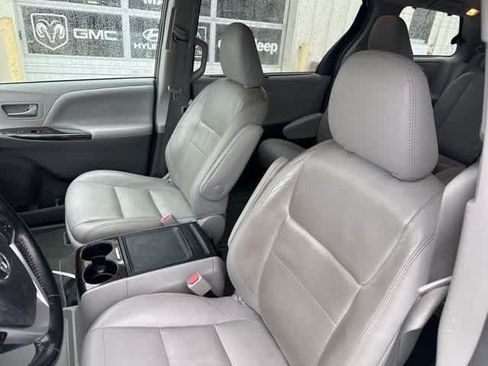 Used 2018 Toyota Sienna XLE image 3
