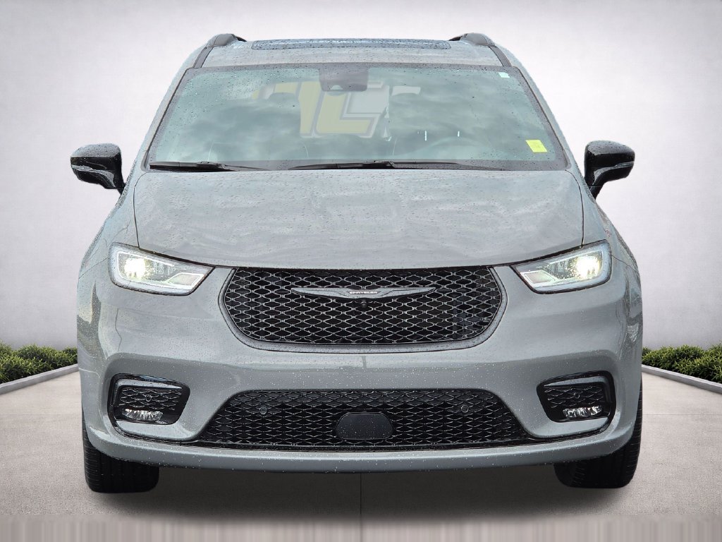 Used 2025 Chrysler Pacifica Limited AWD/4WD image 3