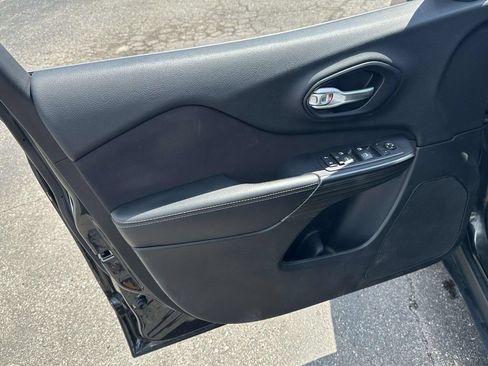 Used 2016 Jeep Cherokee Latitude FWD image 16