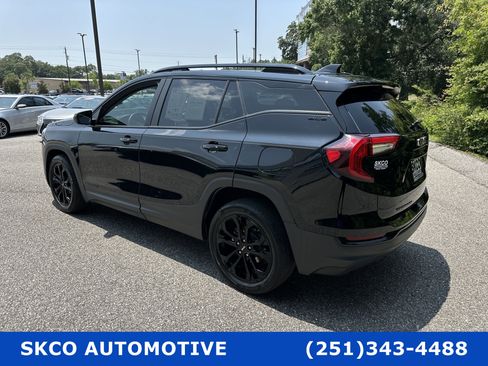 Used 2022 GMC Terrain SLE w/ Driver Convenience Package image 3