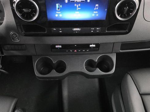 Used 2025 Mercedes-Benz Sprinter 2500 image 11