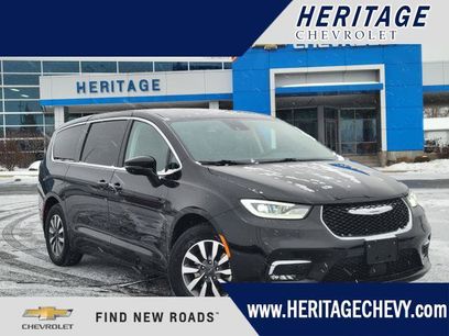 Used 2024 Chrysler Pacifica Select