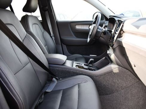 Certified 2025 Volvo XC40 B5 Core image 28